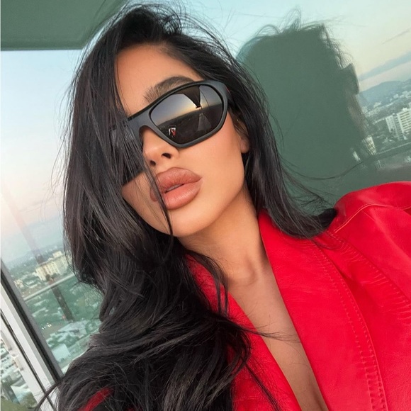 Prada black sunglasses - Picture 2 of 9